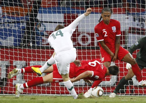 England, US squeeze into second round
