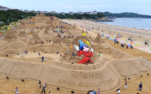 About 60 sculptures of Disney figures were showcased at a Disney-themed exhibition that opened in Zhoushan city, East China's Zhejiang province on Saturday. Disney-themed sand sculptures displayed in E China