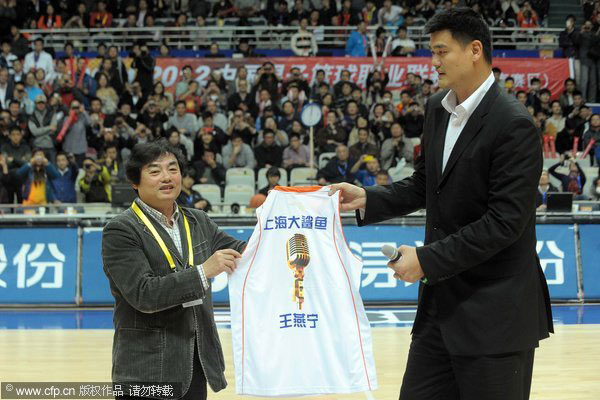 Wang Yanning, a senior sports commentator at Shanghai TV, will retire from his seat as a basketball commentator after 15 years with the Shanghai Sharks. Senior commentator gets jersey from Yao Ming