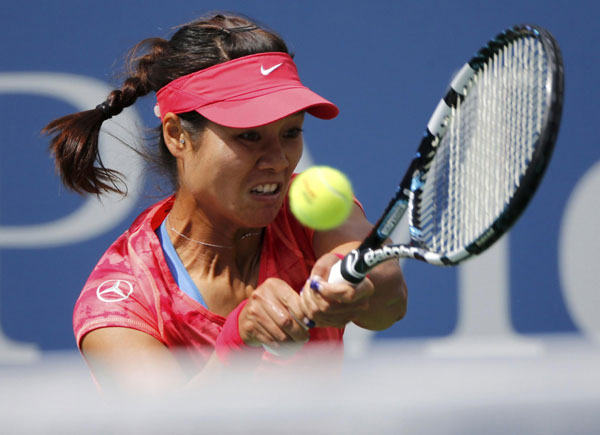 Li Na of China hits a return to Ekaterina Makarova of Russia at the US Open tennis championships in New York, Sept 3, 2013. Li Na becomes China's first US Open semifinalist