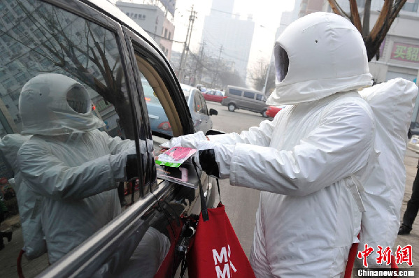 山西街頭現(xiàn)“太空人” 向民眾發(fā)放PM2.5口罩