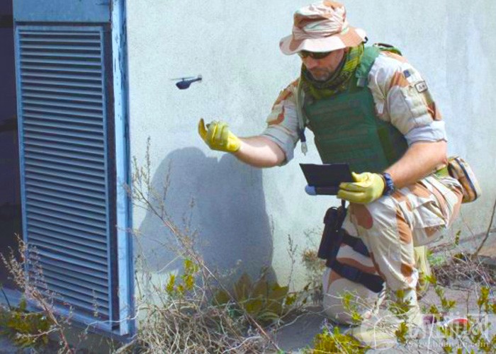 高清：世界最小無人機(jī)亮相 駐阿英軍成首批使用者