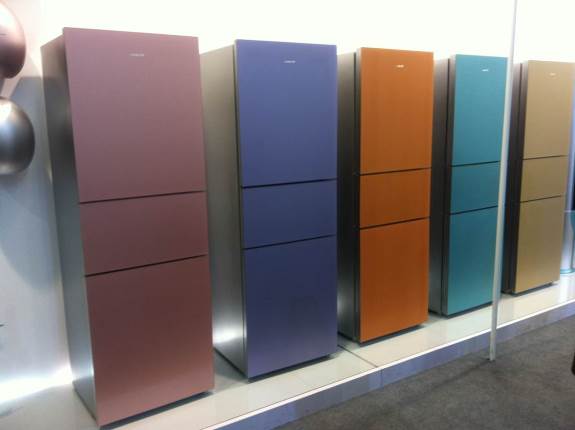 上海家博會(huì)驚現(xiàn)玉石彩晶冰箱 電器個(gè)性定制引關(guān)注