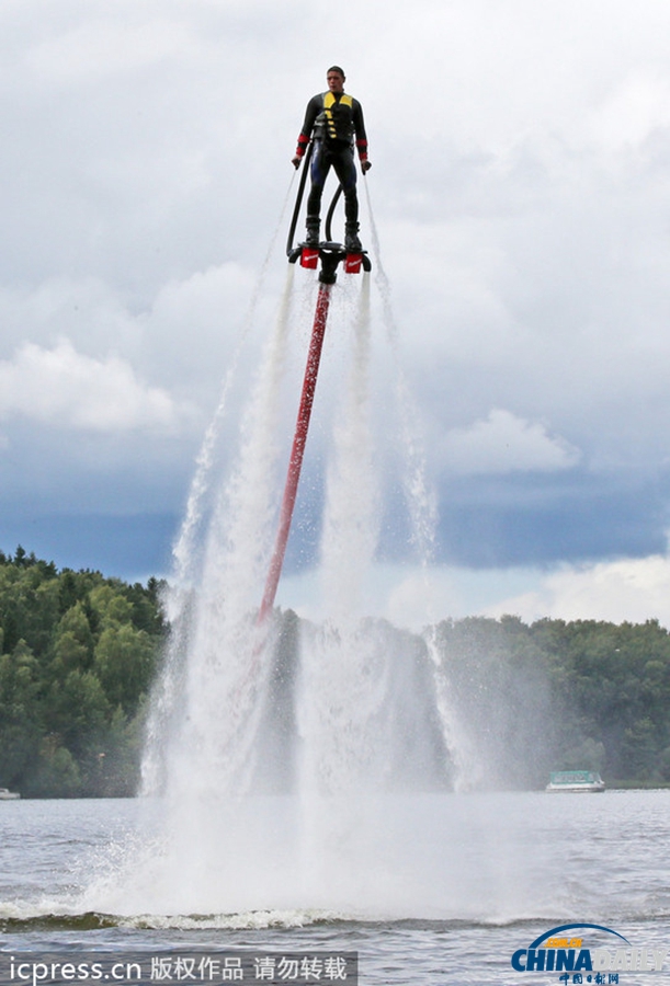 設計師打造噴氣式水上飛行器 人比海豚技高一籌