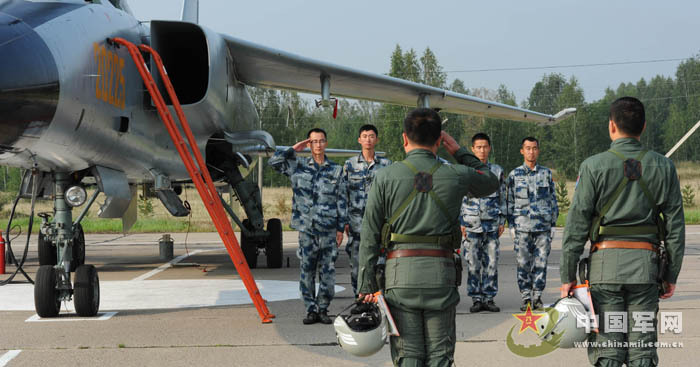 我軍赴俄參演戰機首訓 飛行員頭盔涂豹頭圖案