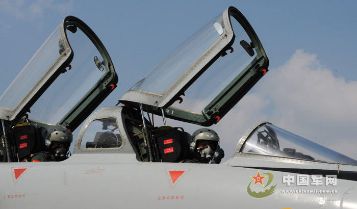 我軍赴俄參演戰機首訓 飛行員頭盔涂豹頭圖案