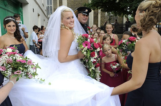 英女教師婚禮80位伴娘場面盛大(組圖)