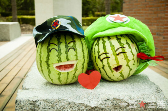 學生軍訓西瓜君走紅網絡 賣萌搞笑惹人愛(組圖)