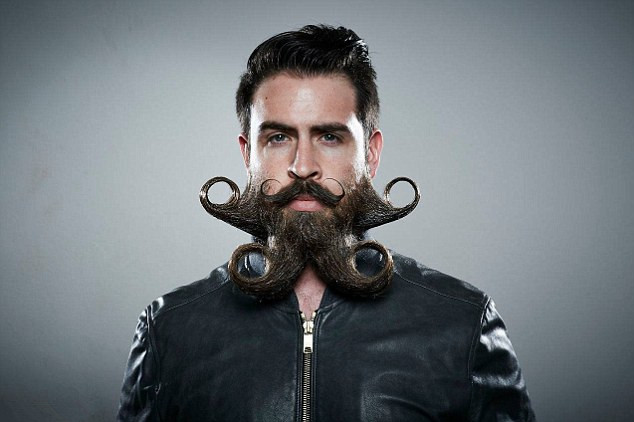 美男子打造創(chuàng)意胡須 奇特造型爆紅網(wǎng)絡(luò)(組圖)