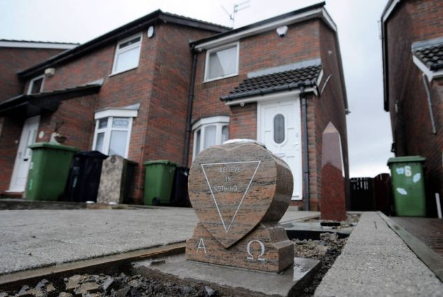 英男子墓碑“裝點(diǎn)”院子嚇壞鄰居