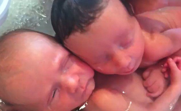 新生龍鳳胎水療睡著 緊抱對方畫面感動網友(組圖)