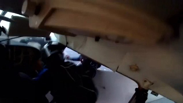 美兩飛機空中相撞 9人跳傘逃生