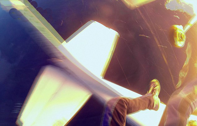 美兩飛機空中相撞 9人跳傘逃生