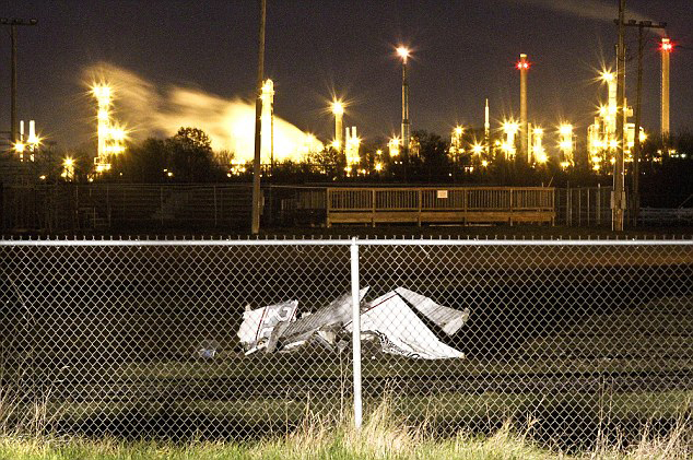 美兩飛機空中相撞 9人跳傘逃生