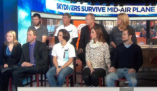 美兩飛機(jī)空中相撞 9人跳傘逃生