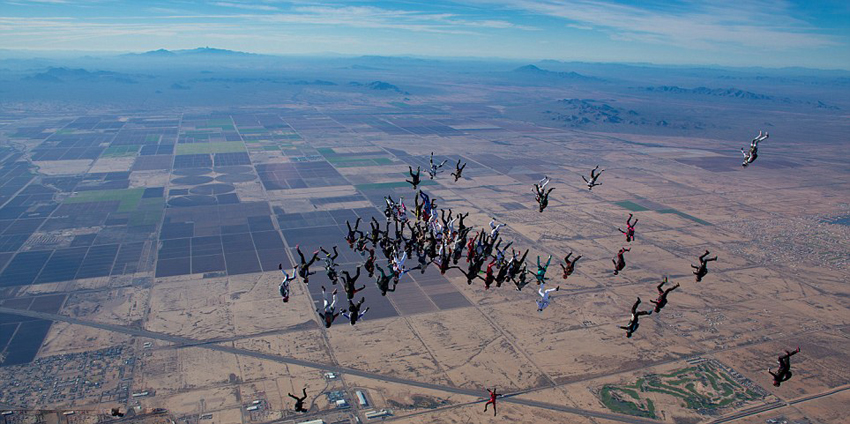 65名女子5000米高空垂直跳傘創(chuàng)紀(jì)錄