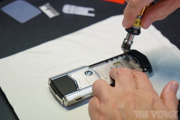 世界上最奢侈手機是怎樣煉成的(組圖)