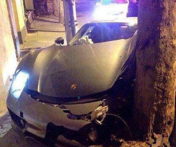 Trending: A Santa-packed car