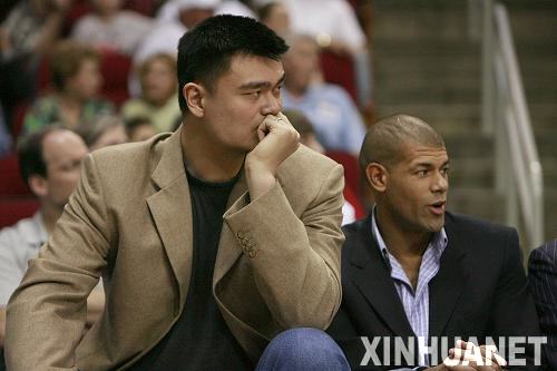 姚明到場(chǎng)助威 火箭98：94艱難勝奇才