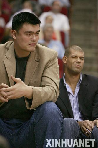 姚明到場助威 火箭98：94艱難勝奇才