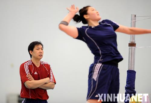 王寶泉“魔鬼訓練” 新女排首次公開訓練