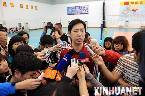 王寶泉“魔鬼訓練” 新女排首次公開訓練