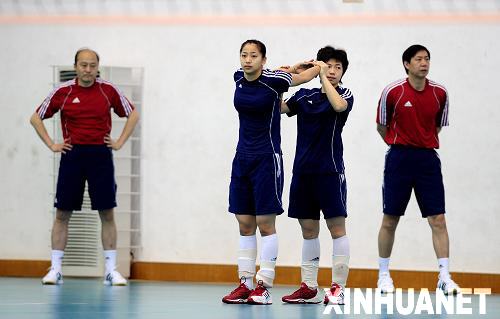 王寶泉“魔鬼訓(xùn)練” 新女排首次公開訓(xùn)練