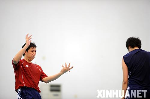 王寶泉“魔鬼訓練” 新女排首次公開訓練