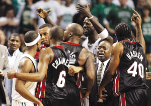 肘擊、揮拳 中美籃壇同遭暴力