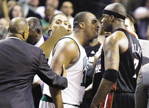 肘擊、揮拳 中美籃壇同遭暴力