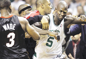 肘擊、揮拳 中美籃壇同遭暴力