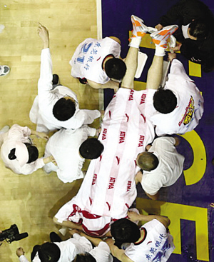 肘擊、揮拳 中美籃壇同遭暴力