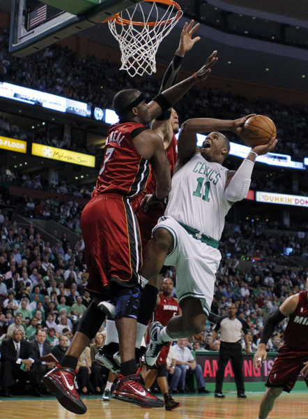 NBA季后賽：凱爾特人主場“滅火”