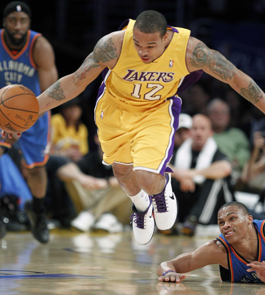 NBA：科比父母與眾明星現(xiàn)場助陣 湖人主場輕取雷霆