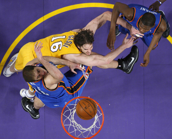 NBA：科比父母與眾明星現(xiàn)場助陣 湖人主場輕取雷霆