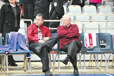 兒子上調(diào)老爸上任 鄧華德父親擔(dān)任上海男籃代理主教練