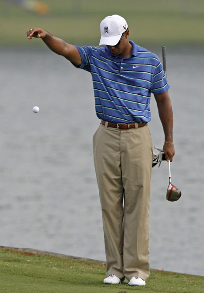 球員錦標賽：兩人66桿領先 伍茲與菲爾70桿