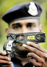 美職棒大聯盟現驚人暴力 警察開槍擊暈球迷