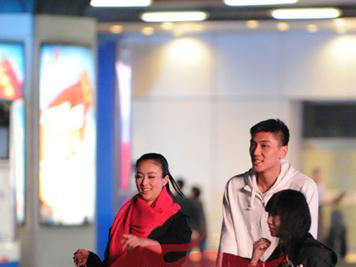 八一男籃后衛約會獸獸 張博懷抱如同熱戀情侶