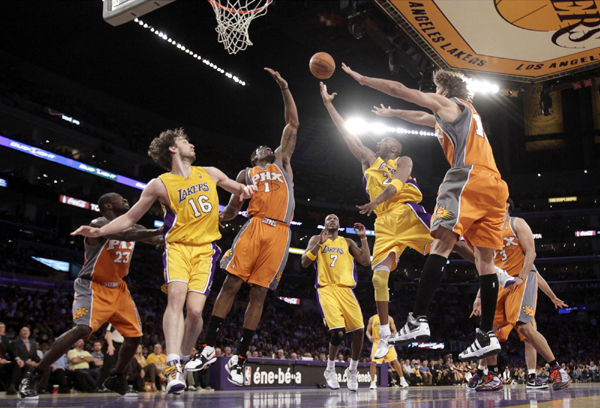 科比創(chuàng)新高加索爾29分 湖人再擒太陽(yáng)總分2:0