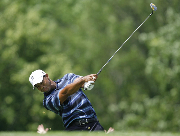 紀念高球賽奧格維等三人領先 伍茲梁文沖落后7桿