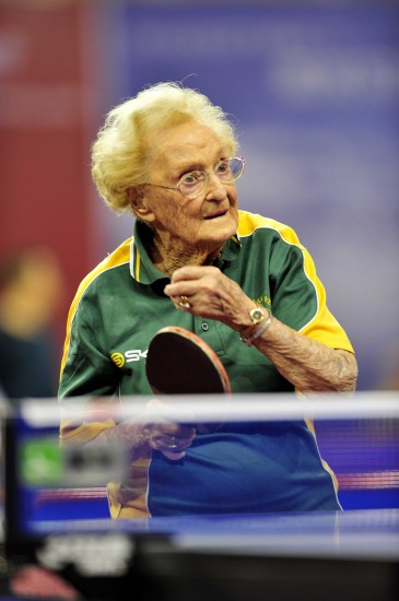 世界元老乒乓球錦標賽開幕 百歲老人“快樂乒乓”