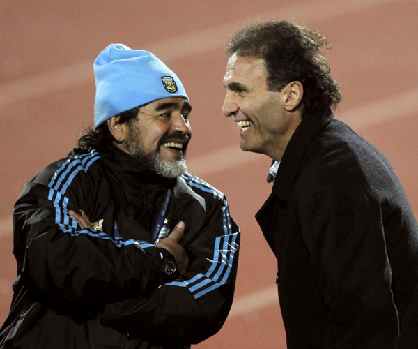 老馬頭頂小藍帽 寶刀不老小試球技