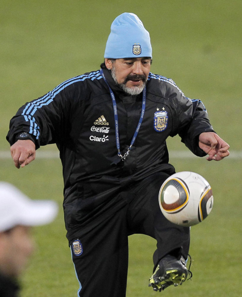 老馬頭頂小藍帽 寶刀不老小試球技