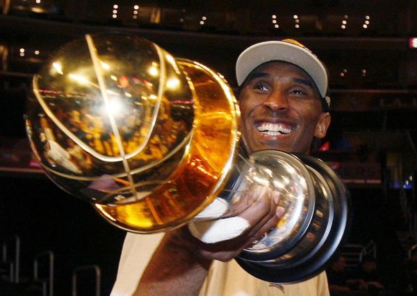 最爛命中率催生最輝煌1戰 場均28+科比捧起MVP