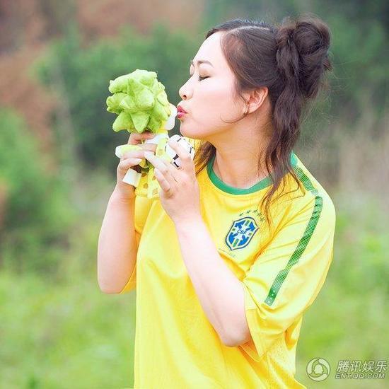 芙蓉姐姐身穿巴西隊服 化身世界杯雷人女神