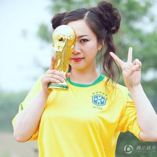 芙蓉姐姐身穿巴西隊服 化身世界杯雷人女神