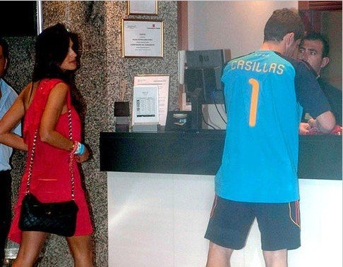 圣卡西穿球衣開房 奪冠慶祝后攬主播女友尋歡