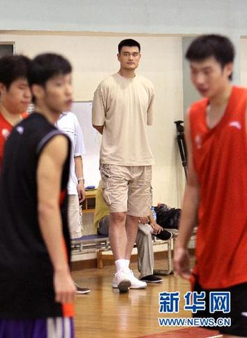 姚明現身梅隴訓練基地[組圖]