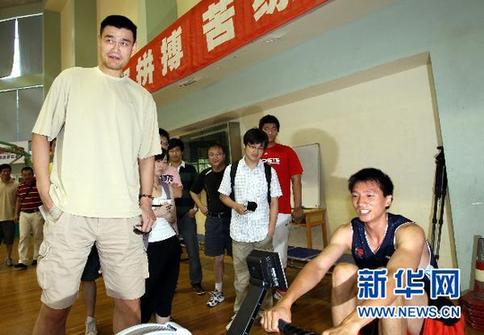 姚明現身梅隴訓練基地[組圖]